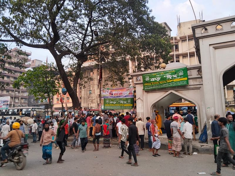 মাজারে হামলার শঙ্কায় ভক্তদের ‘জিয়ারত কর্মসূচি’। রাজধানীর গুলিস্তানের গোলাপ শাহ মাজারে, ১১ সেপ্টেম্বর ২০২৪